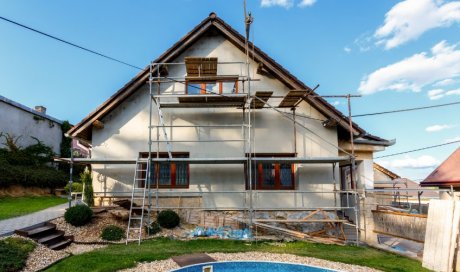 Travaux d'accès difficile pour un ravalement de façade d'immeuble à Albertville